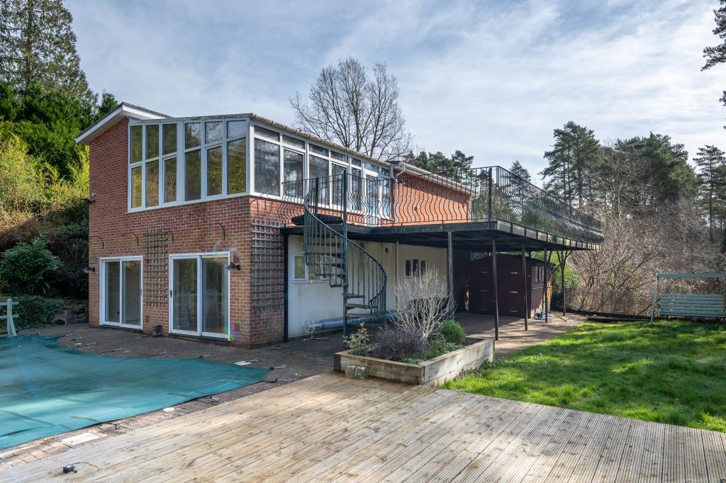 Lot: 164 - THREE-BEDROOM HOUSE IN SECLUDED LOCATION OVERLOOKING WOODLAND - House with balcony and swimming pool